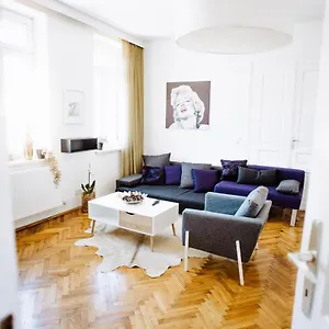 huge-central-designer-loft-with-tyrolean-touch-160m2.innsbruckaustriahotels.com/